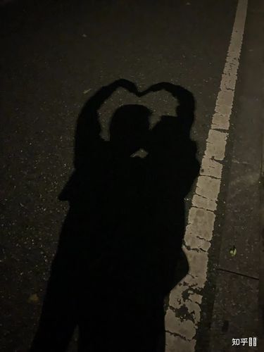 夜晚情侣走路影子图片