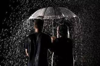 情侣雨天打伞唯美图片