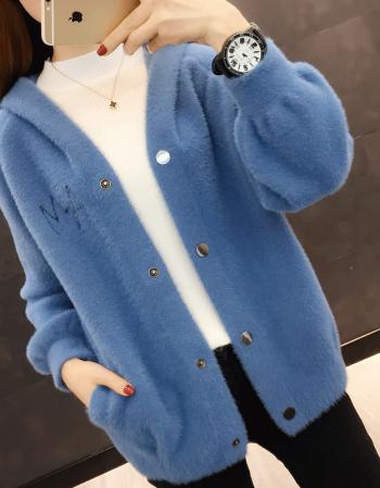 蓝色毛衣搭外套的图片
