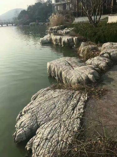 湖边护坡石效果图