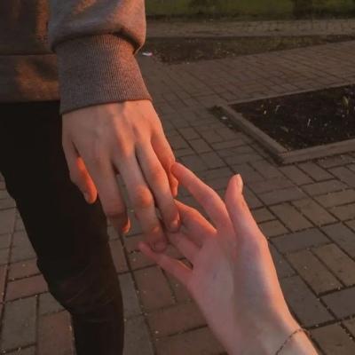 握手图片情侣两只手 情侣俩手相握图片
