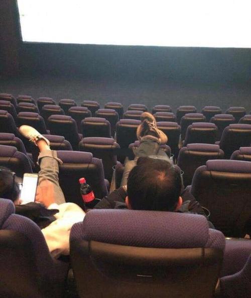 电影院情侣座位图片 电影院什么厅有情侣座