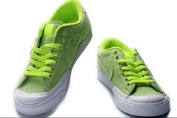 绿色的鞋子配什么颜色的衣服 绿色的鞋子配什么颜色的上衣
