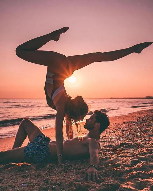 情侣瑜伽唯美图片 情侣双人瑜伽动作图片