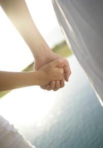 情侣手握在一起的图片