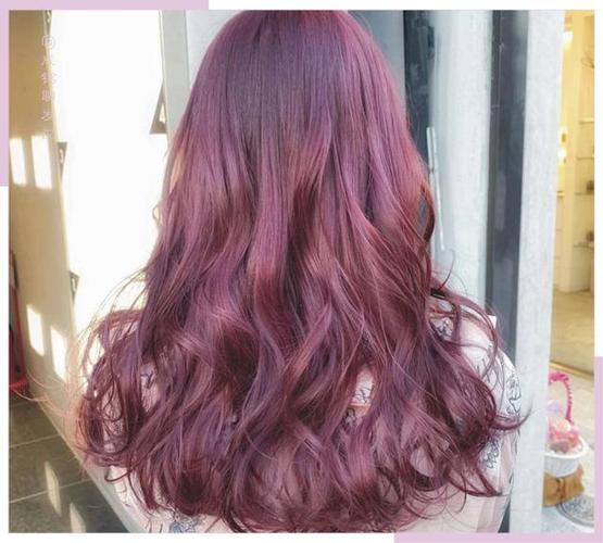 紫红色的头发