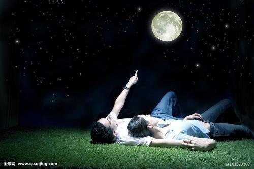 情侣看月亮的图片