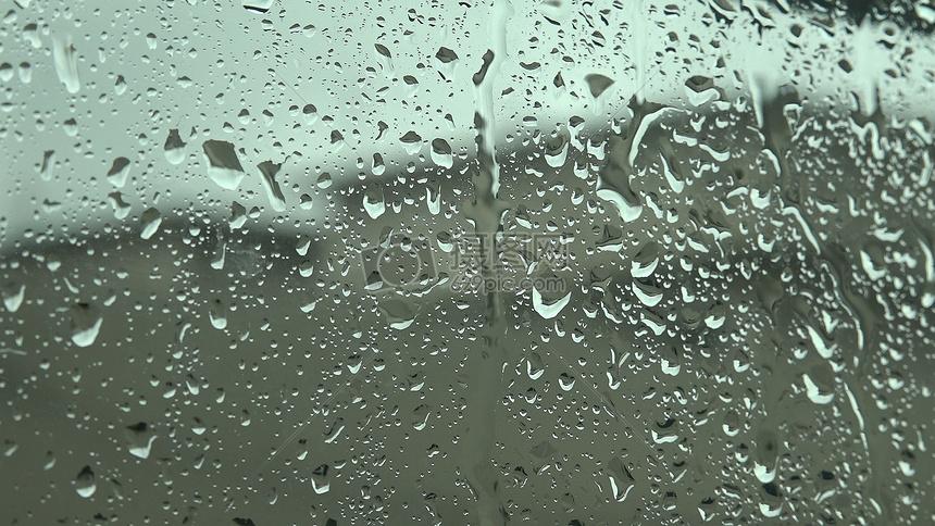 窗外的雨图片
