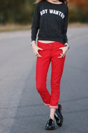 红色上衣配什么颜色的裤子