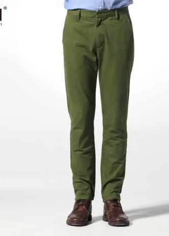 绿色的工装裤配什么颜色的衣服好看